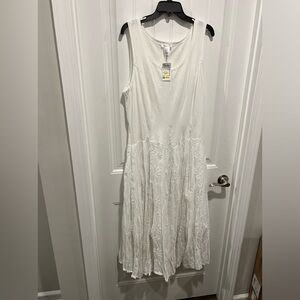 Vasna White maxi with mixed media. XL women’s